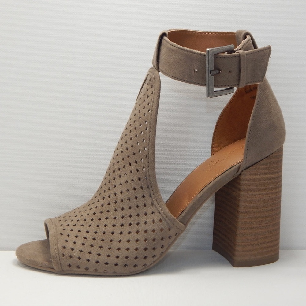 Universal thread size 7 taupe heels